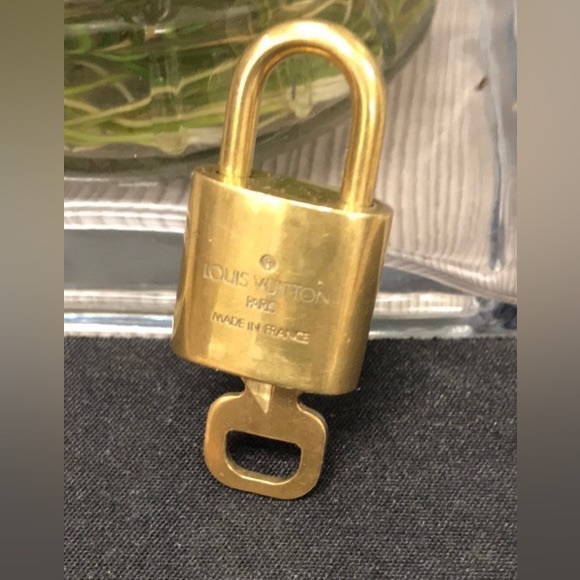 LV lock and key #305 - Picture 2 of 3